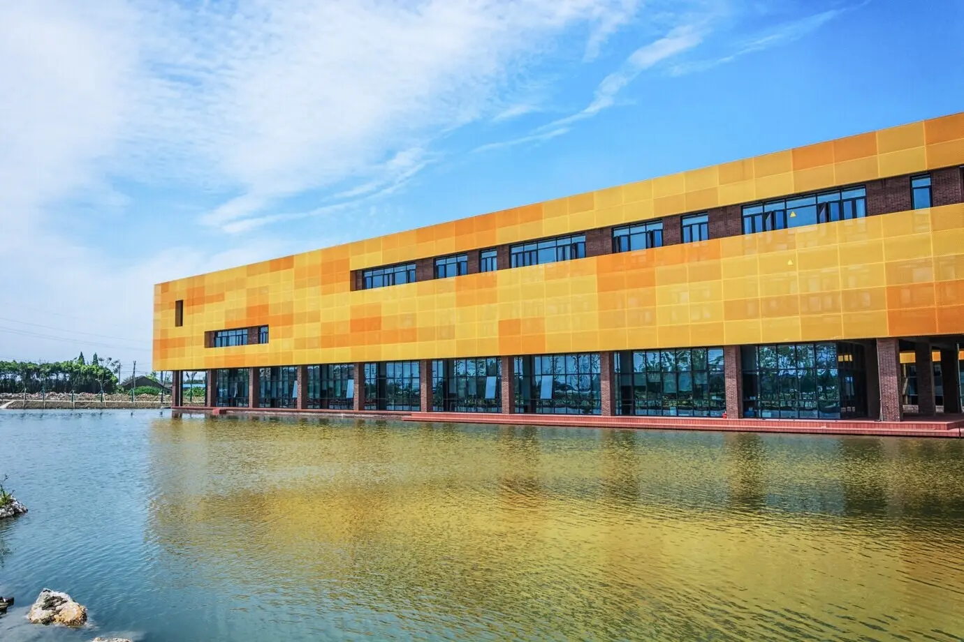 Please provide the original description you want me to rephrase in English.